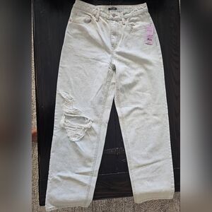 New, Wild Fable High-Rise 90's Relaxed Straight Jeans. Size 6. Light washed.